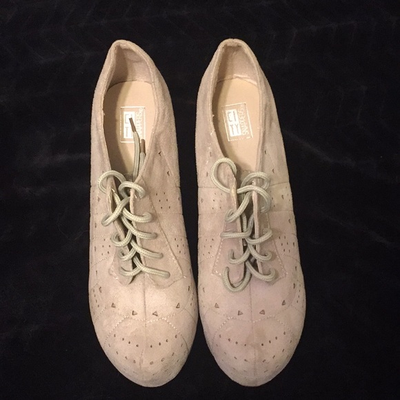 🌼Beige lace up wedged shoes🌼 - Picture 4 of 4